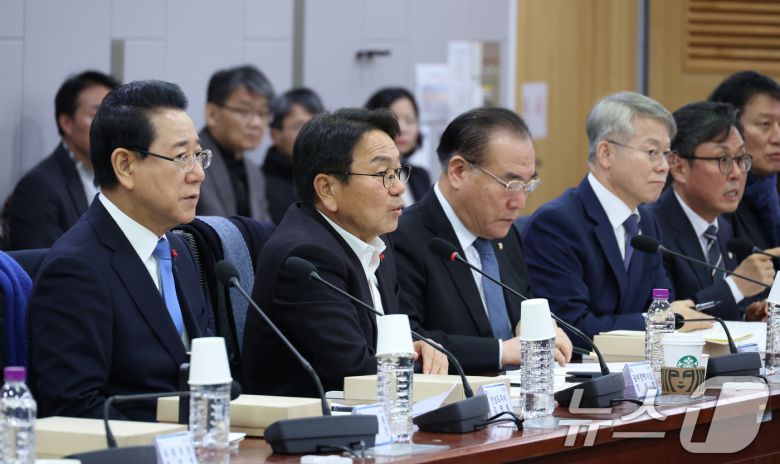 강기정 광주시장과 김영록 전남도지사가 21일 서울 여의도 국회에서 열린 광주·전남 통합 관련 조찬 간담회에 참석하고 있다. 2026.1.21/뉴스1 ⓒ News1 신웅수 기자