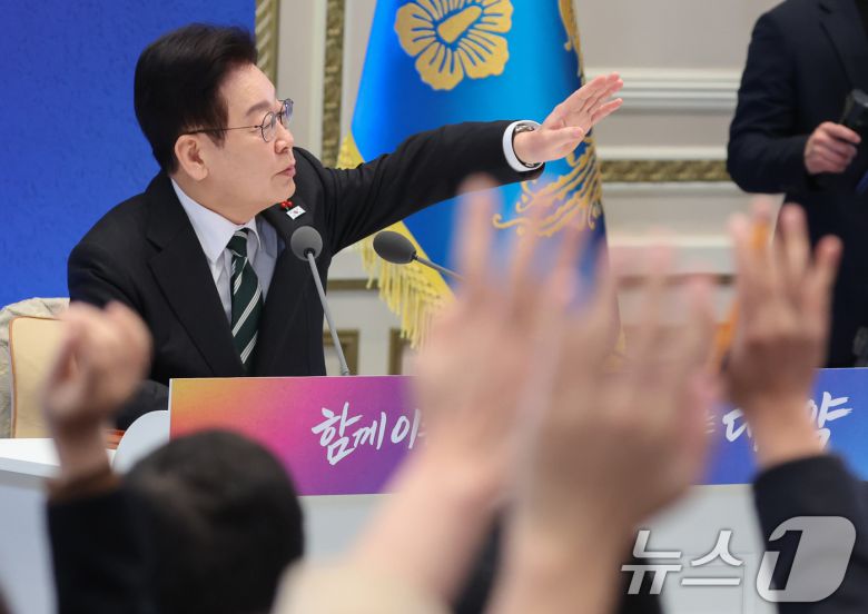 이재명 대통령이 21일 청와대 영빈관에서 열린 신년 기자회견에서 취재진 질문을 받고 있다. 2026.1.21/뉴스1 ⓒ News1 이재명 기자