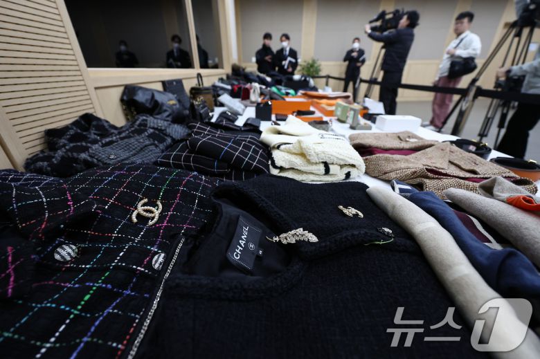 21일 서울 송파구 서울동부지방검찰청에서 열린 보이스피싱범죄 합동수사부 자금 세탁범 검거 관련 브리핑에서 압수품이 공개되고 있다. 2026.1.21/뉴스1 ⓒ News1 김도우 기자