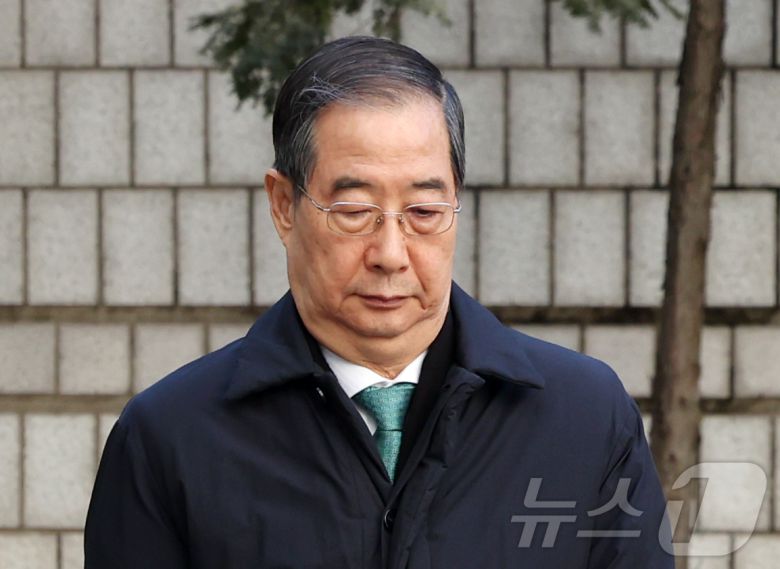 한덕수 전 국무총리가 21일 오후 서울 서초구 서울중앙지법에서 열린 내란 우두머리 방조, 내란 중요임무 종사 혐의 사건 1심 선고공판에 출석하고 있다. 2026.1.21/뉴스1 ⓒ News1 박지혜 기자