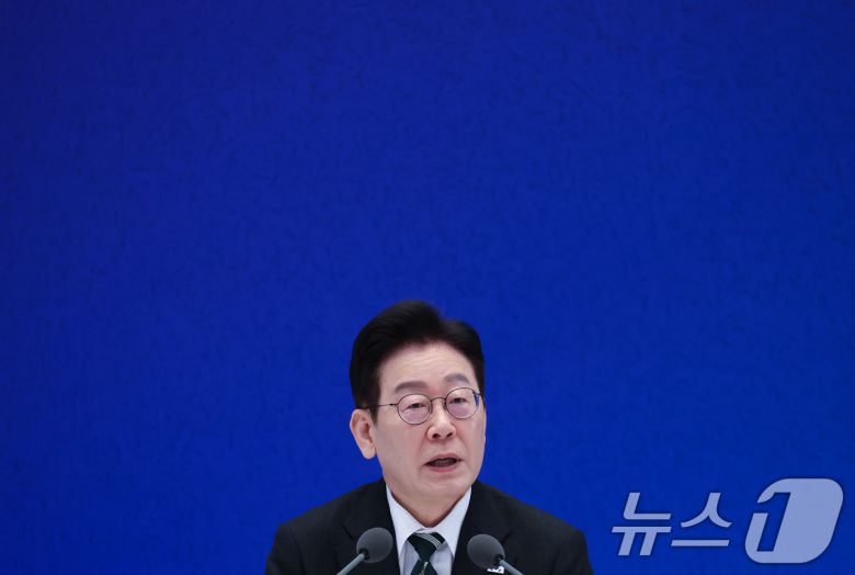 이재명 대통령이 21일 청와대 영빈관에서 열린 신년 기자회견에서 취재진 질문에 답변하고 있다. 2026.1.21/뉴스1 ⓒ News1 이재명 기자