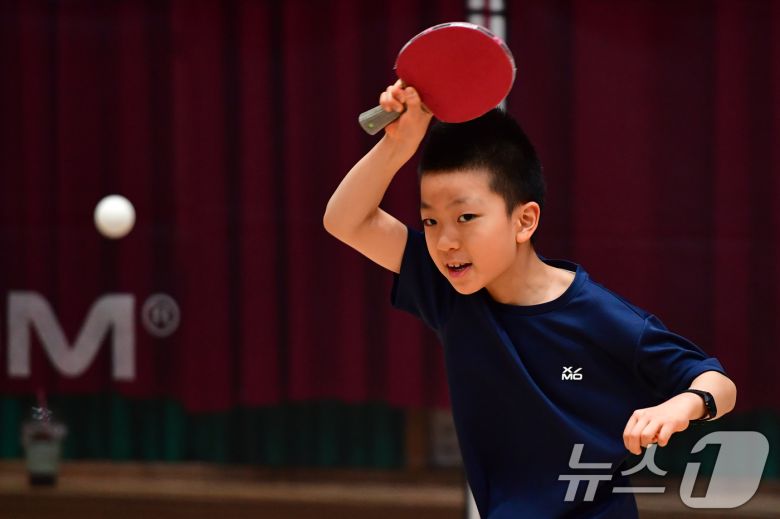 21일 경북 포항시 장량초등학교 체육관에서 열린 제1회 경북 포항동계전지훈련 탁구 스토브리그 대회에서 포항 장량초등학교 이아준 선수가 공격을 막아내고 있다. 2026.1.21/뉴스1 ⓒ News1 최창호 기자