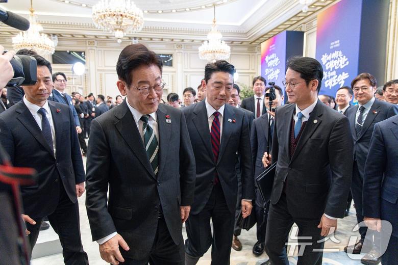 이재명 대통령이 21일 청와대 영빈관에서 열린 신년 기자회견을 마친 후 나서고 있다. 2026.1.21/뉴스1 ⓒ News1 이재명 기자