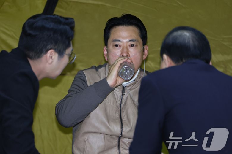 장동혁 국민의힘 대표가 21일 서울 여의도 국회 로텐더홀에서 단식 농성을 이어가고 있다. 2026.1.21/뉴스1 ⓒ News1 신웅수 기자