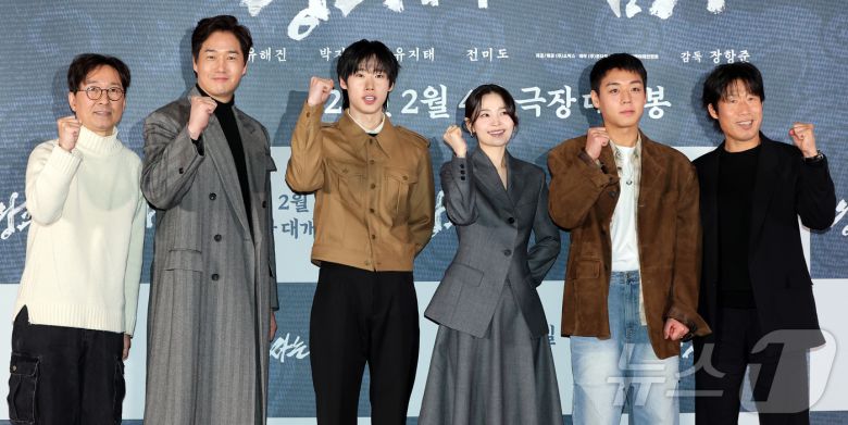 장항준 감독(왼쪽부터), 배우 유지태, 김민, 전미도, 박지훈, 유해진이 21일 오후 서울 강남구 코엑스 메가박스점에서 열린 영화 ‘왕과 사는 남자’ 기자간담회에서 포즈를 취하고 있다. '왕과 사는 남자'는 1457년 청령포, 마을의 부흥을 위해 유배지를 자처한 촌장과 왕위에서 쫓겨나 유배된 어린 선왕의 이야기로, 내달 4일 개봉한다. 2026.1.21/뉴스1 ⓒ News1 김진환 기자