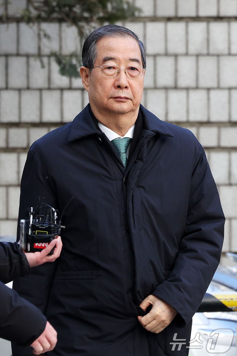 한덕수 전 국무총리가 21일 오후 서울 서초구 서울중앙지법에서 열린 내란 우두머리 방조, 내란 중요임무 종사 혐의 사건 1심 선고공판에 출석하고 있다. 2026.1.21/뉴스1 ⓒ News1 박지혜 기자