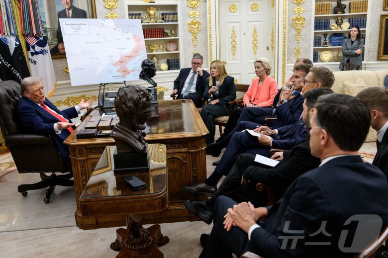 2025년 8월 18일(현지시간) 미국 워싱턴DC 백악관 오벌오피스(미 대통령 집무실)에서 트럼프 대통령과 키어 스타머 영국 총리, 조르자 멜로니 이탈리아 총리, 우르줄라 폰 데어 라이엔 유럽연합(EU) 집행위원장, 프리드리히 메르츠 독일 총리, 에마뉘엘 마크롱 프랑스 대통령, 알렉산데르 스투브 핀란드 대통령, 볼로디미르 젤렌스키 우크라이나 대통령, 마르크 뤼터 북대서양조약긱구(NATO, 나토) 사무총장이 회담하고 있다. (백악관 공식 사진, 다니엘 토록 촬영, 재판매 및 DB금지) ⓒ News1 류정민 특파원