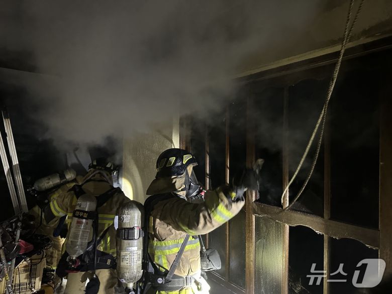 20일 오후 7시 58분쯤 전남 여수시 소라면의 한 주택에서 불이 나 소방당국이 불을 끄고 있다.(전남소방본부 제공. 재판매 및 DB 금지)