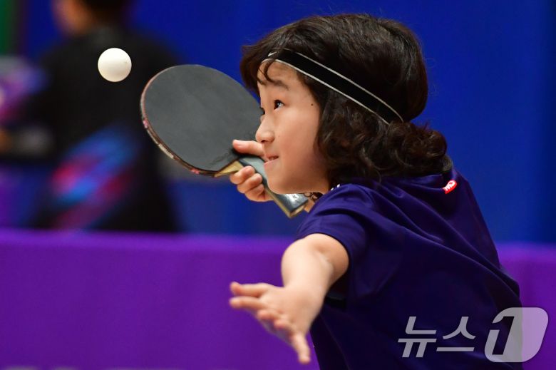 21일 경북 포항시 장량초등학교 체육관에서 열린 제1회 경북 포항동계전지훈련 탁구 스토브리그 대회에서 영천 중앙초등학교 윤도윤(4학년) 선수가 서브를 넣고 있다. 2026.1.21/뉴스1 ⓒ News1 최창호 기자