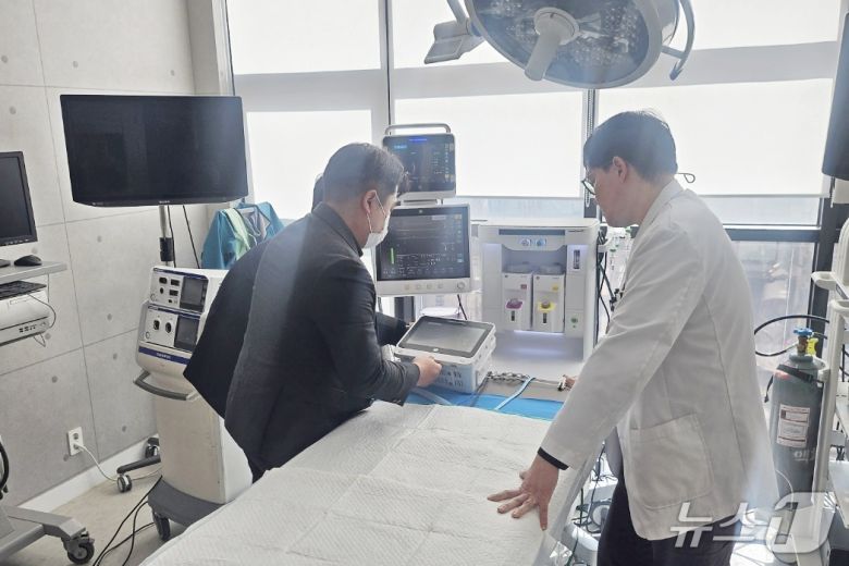 전문 인력이 동물병원 호흡 마취기를 살펴보고 있다(코벳 제공). ⓒ 뉴스1