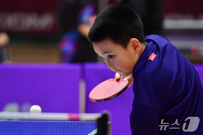 21일 경북 포항시 장량초등학교 체육관에서 열린 제1회 경북 포항동계전지훈련 탁구 스토브리그 대회에서 영천중앙초 정종운 선수가 서브를 넣고 있다. 2026.1.21/뉴스1 ⓒ News1 최창호 기자