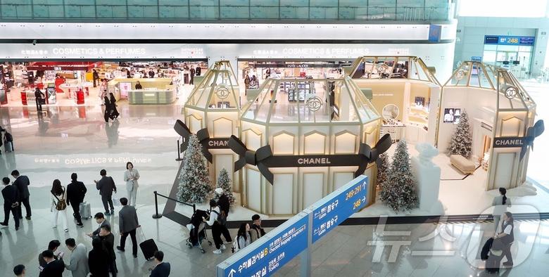 신세계면세점이 인천공항 제2터미널점에 추가 오픈한 뷰티 및 주류 테마존 등 신규 매장. (신세계면세점 제공) 2024.11.26/뉴스1