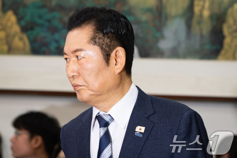 정청래 더불어민주당 대표가 22일 서울 여의도 국회에서 열린 긴급 기자회견에 들어서고 있다. 정 대표는 이날 회견에서 조국혁신당에게 합당을 제안했다. 2026.1.22/뉴스1 ⓒ News1 유승관 기자