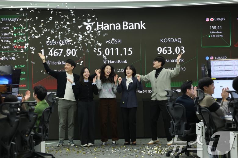 22일 오전 서울 중구 하나은행 본점 딜링룸 현황판에 코스피 지수가 장중 5000p를 넘으며 시작하고 있다. 2026.1.22/뉴스1 ⓒ News1 박지혜 기자