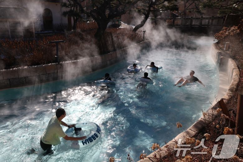 강력한 한파가 지속되고 있는 22일 경기 용인시 처인구 캐리비안 베이를 찾은 시민들이 따뜻한 유수풀에서 몸을 녹이며 즐거운 시간을 보내고 있다. 2026.1.22/뉴스1 ⓒ News1 김영운 기자