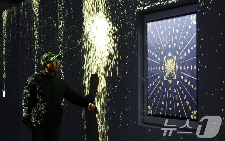 22일 서울 종로구 아라아트센터에서 열린 '쿠키런: 킹덤 아트 콜라보 프로젝트 특별전 - 위대한 왕국의 유산' 언론공개회에서 관계자가 전시를 살펴보고 있다. 이번 특별전은 데브시스터즈가 지난 2년간 이어 온 아트 콜라보 프로젝트를 총망라한 전시로 오는 23일부터 4월 12일까지 개최된다. 2026.1.22/뉴스1 ⓒ News1 최지환 기자