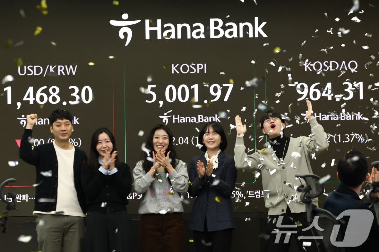 22일 오전 서울 중구 하나은행 본점 딜링룸 현황판에 코스피 지수가 장중 5000p를 넘으며 개장하고 있다. 2026.1.22/뉴스1 ⓒ News1 최지환 기자