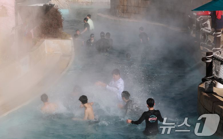 강력한 한파가 지속되고 있는 22일 경기 용인시 처인구 캐리비안 베이를 찾은 시민들이 따뜻한 유수풀에서 몸을 녹이며 즐거운 시간을 보내고 있다. 2026.1.22/뉴스1 ⓒ News1 김영운 기자