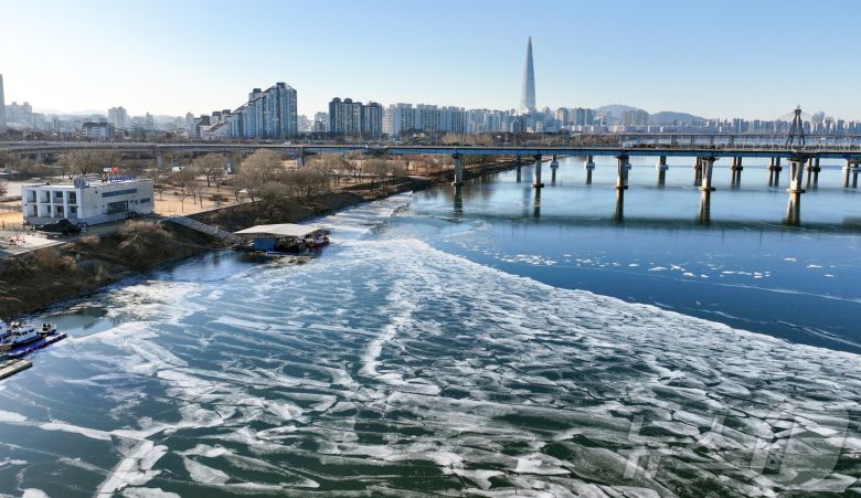 전국 대부분 지역 아침 기온이 영하 10도 안팎으로 떨어지며 한파가 이어진 22일 서울 한강 광나루한강공원 선착장 인근 강물이 얼어있다. 2026.1.22/뉴스1 ⓒ News1 김성진 기자