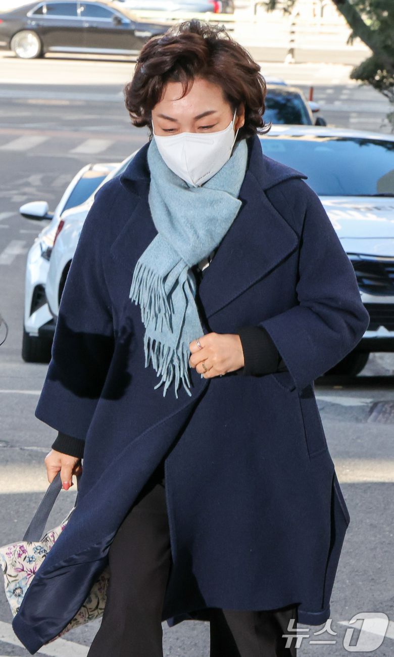 김병기 무소속 의원의 배우자 이예다 씨가 22일 오후 마포구 서울경찰청 공공범죄수사대에서 법인카드 유용 의혹과 관련 피의자 신분으로 조사를 받기 위해 출석하고 있다. 2026.1.22/뉴스1 ⓒ News1 안은나 기자