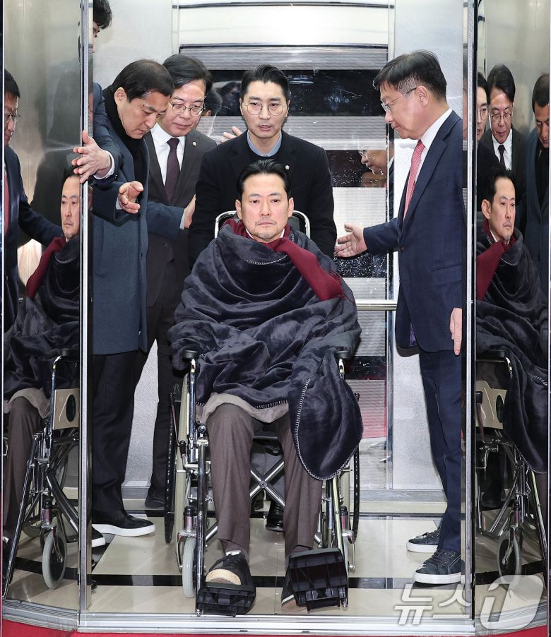'통일교·공천헌금' 쌍특검법 수용을 촉구하며 단식을 시작한 장동혁 국민의힘 대표가 22일 서울 여의도 국회에서 단식 8일 만에 박근혜 전 대통령의 단식 중단 권고를 받아들여 병원으로 이송되고 있다. 2026.1.22/뉴스1 ⓒ News1 국회사진기자단