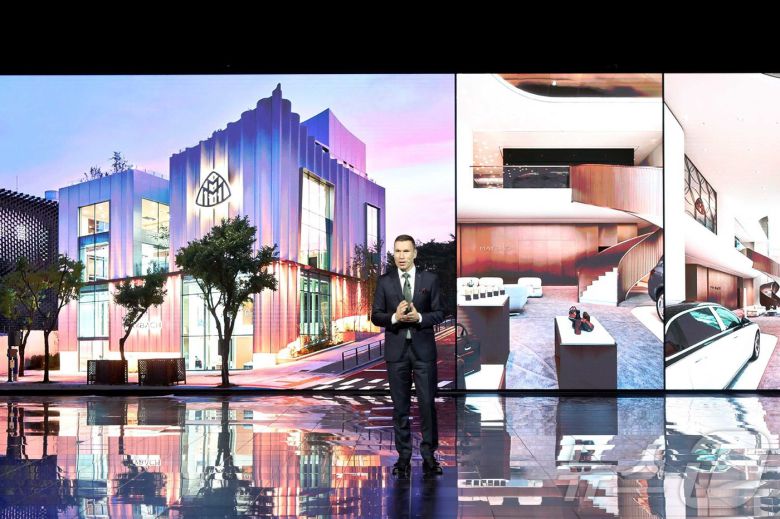 메르세데스-벤츠 코리아 마티아스 바이틀 대표이사가 지난해 11월14일 인천 파라다이스시티에서 진행된 '메르세데스-벤츠 미래 전략 간담회'에서 마이바흐 브랜드센터 서울에 대해 발표하고 있다. (메르세데스-벤츠 코리아 제공. 재판매 및 DB 금지) 2025.11.14/뉴스1