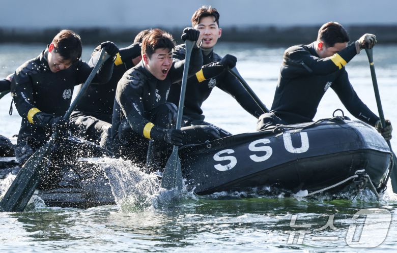 전국적으로 맹추위가 기승을 부린 22일 경남 창원 진해 군항에서 해군 심해잠수사(SSU)들이 고무보트 패들링을 하며 혹한기 훈련을 하고 있다. (공동취재) 2026.1.22/뉴스1 ⓒ News1 윤일지 기자