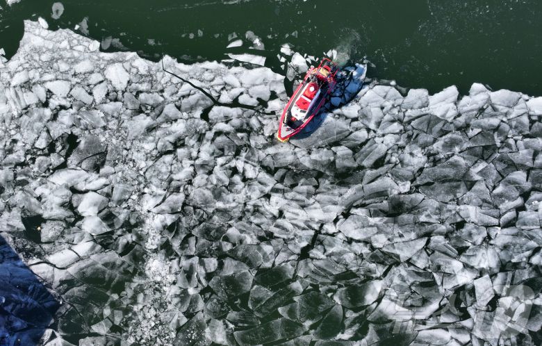 전국 대부분 지역 아침 기온이 영하 10도 안팎으로 떨어지며 한파가 이어진 22일 서울 한강 광나루한강공원 선착장 인근에서 119 광나루수난구조대가 순찰 근무를 하며 출동로 확보 작업을 하고 있다. 2026.1.22/뉴스1 ⓒ News1 김성진 기자