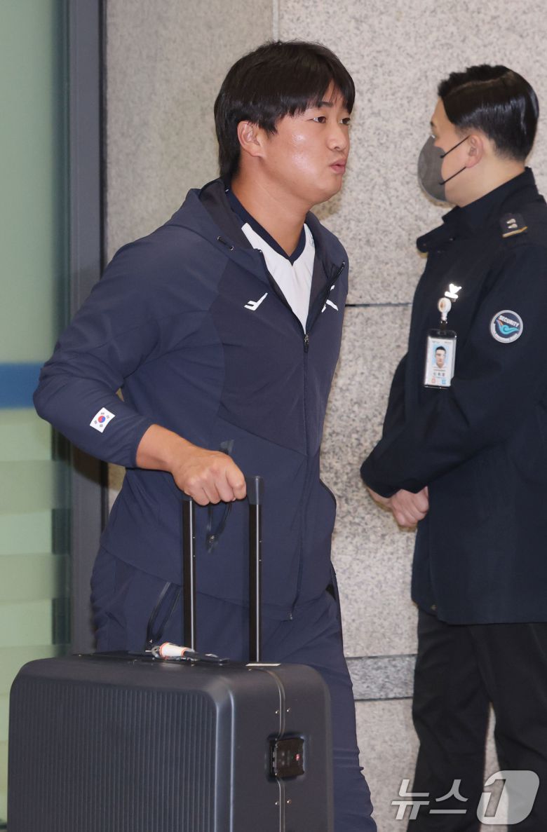 류지현 감독이 이끄는 야구대표팀의 고우석이 사이판 전지훈련을 마치고 20일 오후 인천국제공항을 통해 귀국하고 있다. 2026.1.20/뉴스1 ⓒ News1 이광호 기자