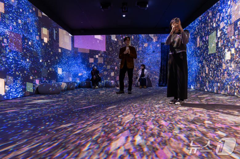 KT 온마루에 빛과 미디어가 어우러진 '빛의 중정' 전시 공간. 2026.01.21/뉴스1(KT 제공)