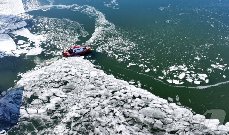 전국 대부분 지역 아침 기온이 영하 10도 안팎으로 떨어지며 한파가 이어진 22일 서울 한강 광나루한강공원 선착장 인근에서 119 광나루수난구조대가 순찰 근무를 하며 출동로 확보 작업을 하고 있다. 2026.1.22/뉴스1 ⓒ News1 김성진 기자