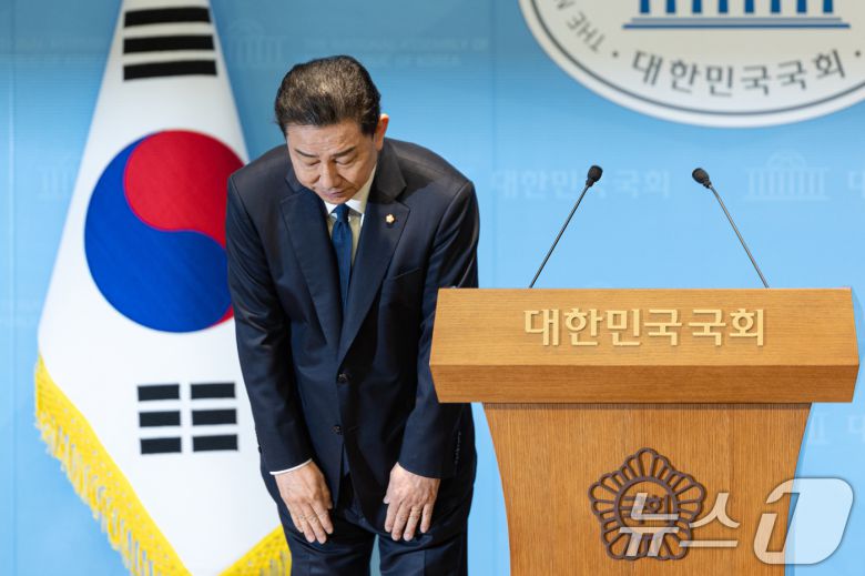 김병기 더불어민주당 의원이 19일 서울 여의도 국회 소통관에서 당 윤리심판원의 제명 결정에 대한 입장을 밝히는 기자회견을 하며 고개 숙여 사과하고 있다. 2026.1.19/뉴스1 ⓒ News1 이승배 기자