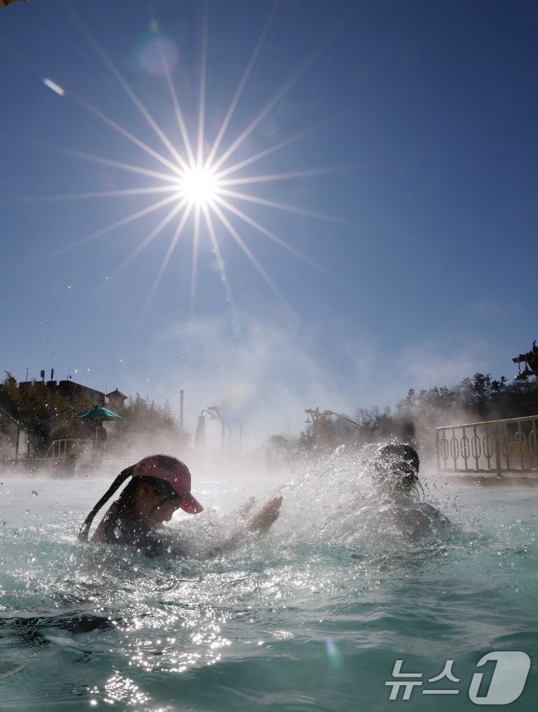강력한 한파가 지속되고 있는 22일 경기 용인시 처인구 캐리비안 베이를 찾은 시민들이 따뜻한 온수풀에서 몸을 녹이며 즐거운 시간을 보내고 있다. 2026.1.22/뉴스1 ⓒ News1 김영운 기자