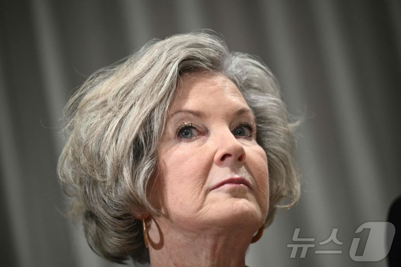 수지 와일스 백악관 비서실장이 지난 6월 16일 캐나다 캐내내스키스에서 열린 주요 7개국(G7) 정상회의에서 도널드 트럼프 대통령을 보좌하고 있다. 2025.6.16 ⓒ AFP=뉴스1 ⓒ News1 강민경 기자