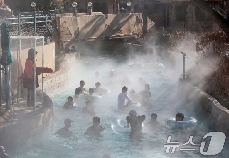 강력한 한파가 지속되고 있는 22일 경기 용인시 처인구 캐리비안 베이를 찾은 시민들이 따뜻한 유수풀에서 몸을 녹이며 즐거운 시간을 보내고 있다. 2026.1.22/뉴스1 ⓒ News1 김영운 기자