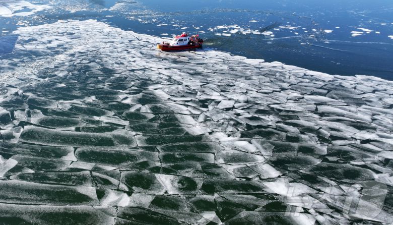 전국 대부분 지역 아침 기온이 영하 10도 안팎으로 떨어지며 한파가 이어진 22일 서울 한강 광나루한강공원 선착장 인근에서 119 광나루수난구조대가 순찰 근무를 하며 출동로 확보 작업을 하고 있다. 2026.1.22/뉴스1 ⓒ News1 김성진 기자