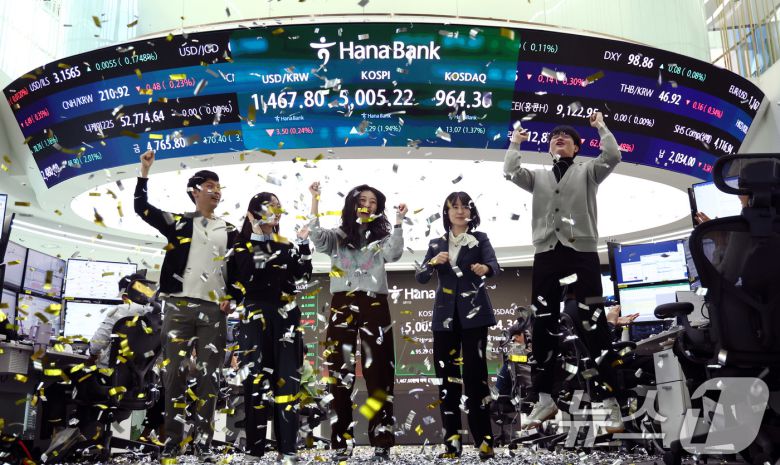 22일 오전 서울 중구 하나은행 본점 딜링룸 현황판에 코스피 지수가 장중 5000p를 넘으며 개장하고 있다. 2026.1.22/뉴스1 ⓒ News1 박지혜 기자