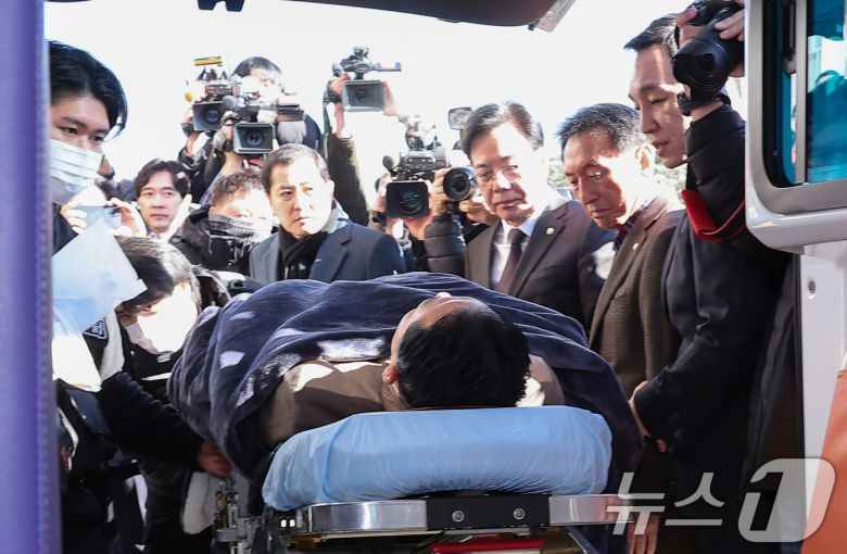 '통일교·공천헌금' 쌍특검법 수용을 촉구하며 단식을 시작한 장동혁 국민의힘 대표가 22일 서울 여의도 국회에서 단식 8일 만에 박근혜 전 대통령의 단식 중단 권고를 받아들여 병원으로 이송되고 있다. 2026.1.22/뉴스1 ⓒ News1 국회사진기자단