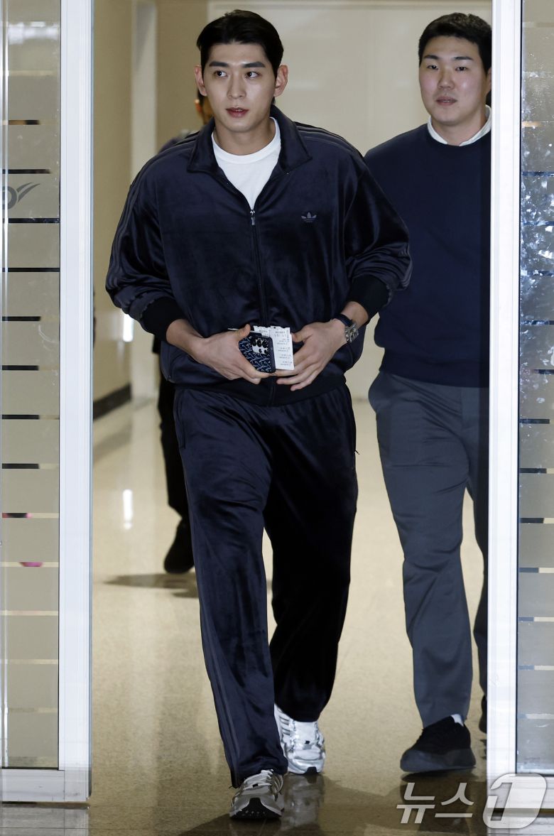 메이저리그(MLB) 샌프란시스코 자이언츠에서 뛰는 이정후가 21일 오후 인천국제공항 2터미널에서 출국 전 언론 인터뷰를 위해 출국 심사 후 밖으로 나오고 있다. 올해 메이저리그(MLB) 세 번째 시즌을 맞이하는 이정후는 지난해에는 150경기에 출전해 타율 0.266, 8홈런, 55타점, 10도루, 73득점, OPS(출루율+장타율) 0.735의 성적을 냈다. 2026.1.21/뉴스1 ⓒ News1 박정호 기자