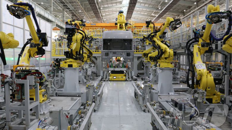 고가반 로봇 활용 AGV 차체 라인 (현대차·기아 제공. 재판매 및 DB 금지) 2025.11.6/뉴스1