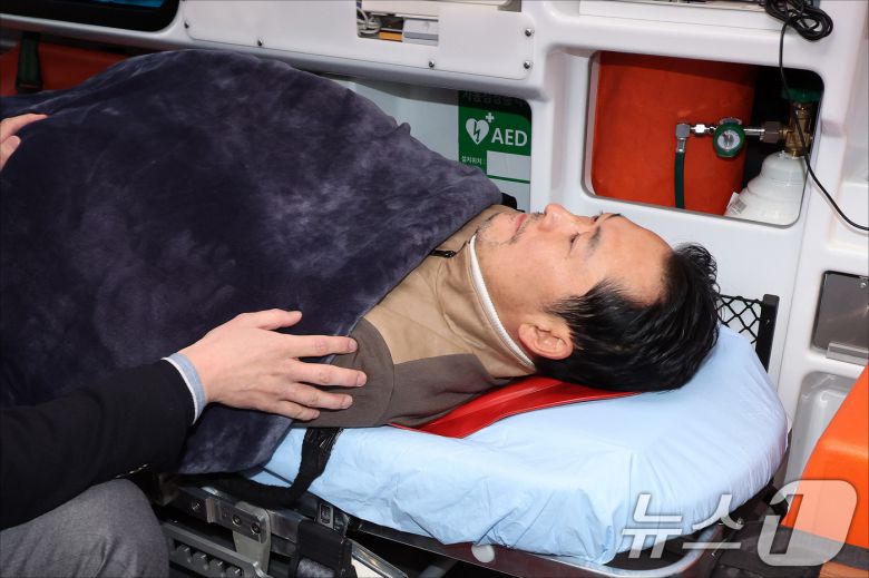 '통일교·공천헌금' 쌍특검법 수용을 촉구하며 단식을 시작한 장동혁 국민의힘 대표가 22일 서울 여의도 국회에서 단식 8일 만에 박근혜 전 대통령의 단식 중단 권고를 받아들여 병원으로 이송되고 있다. 2026.1.22/뉴스1 ⓒ News1 국회사진기자단