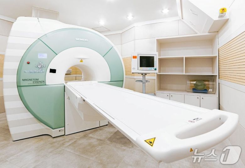 MRI와 마취기(이안동물의학센터 제공) ⓒ 뉴스1