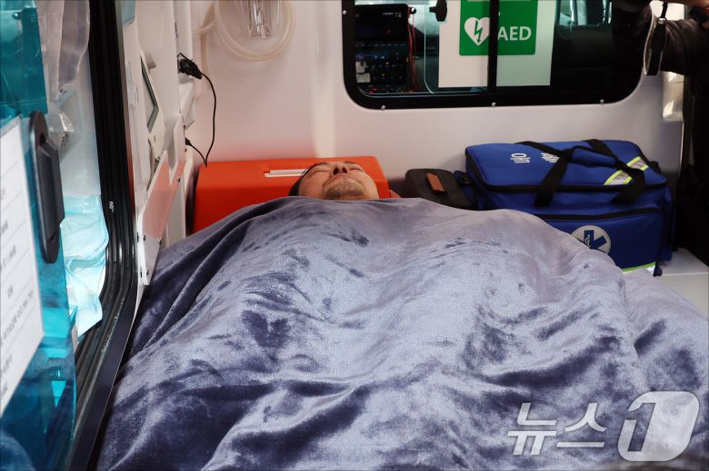 '통일교·공천헌금' 쌍특검법 수용을 촉구하며 단식을 시작한 장동혁 국민의힘 대표가 22일 서울 여의도 국회에서 단식 8일 만에 박근혜 전 대통령의 단식 중단 권고를 받아들여 병원으로 이송되고 있다. 2026.1.22/뉴스1 ⓒ News1 국회사진기자단