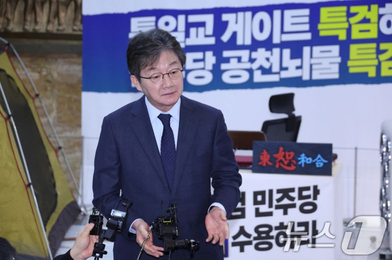 유승민 전 의원이 지난 20일 서울 여의도 국회에서 장동혁 국민의힘 대표 단식농성장을 방문한 후 취재진의 질의에 답변하고 있다. 2026.1.20/뉴스1 ⓒ News1 신웅수 기자