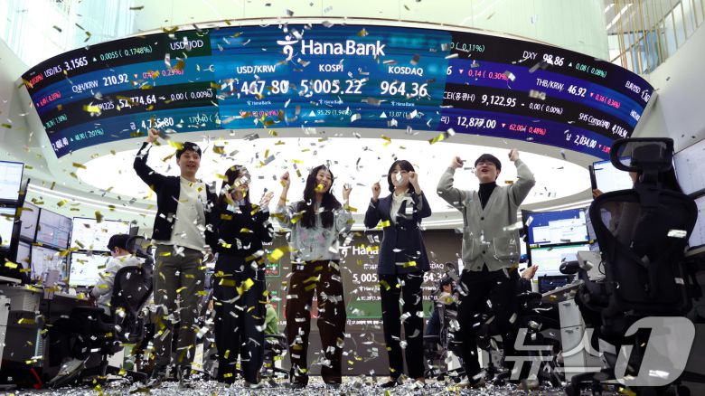 22일 오전 서울 중구 하나은행 본점 딜링룸 현황판에 코스피 지수가 장중 5000p를 넘으며 개장하자 직원들이 환호하고 있다. 2026.1.22/뉴스1 ⓒ News1 박지혜 기자