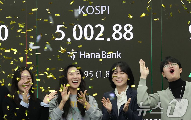 22일 오전 서울 중구 하나은행 본점 딜링룸 현황판에 코스피 지수가 장중 5000p를 넘으며 개장하고 있다. 2026.1.22/뉴스1 ⓒ News1 박지혜 기자