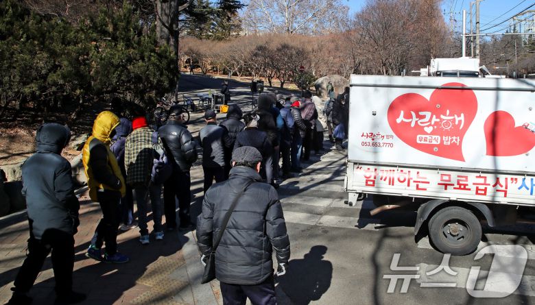22일 대구 달서구 두류공원 사랑해밥차 무료급식소 앞에서 배식을 기다리는 행렬. 2026.1.22/뉴스1 ⓒ News1 공정식 기자