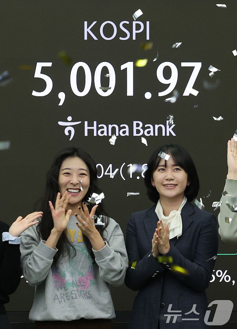 22일 오전 서울 중구 하나은행 본점 딜링룸 현황판에 코스피 지수가 장중 5000p를 넘으며 개장하자 직원들이 환호하고 있다. 2026.1.22/뉴스1 ⓒ News1 박지혜 기자