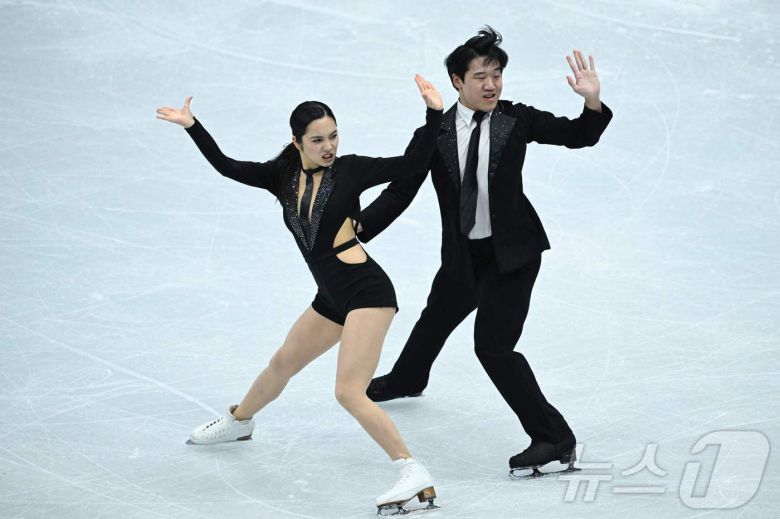 피겨스케이팅 임해나(왼쪽)-권예가 22일 중국 베이징에서 열린 2026 ISU 사대륙선수권대회 아이스댄스 리듬댄스에서 연기를 펼치고 있다. ⓒ AFP=뉴스1