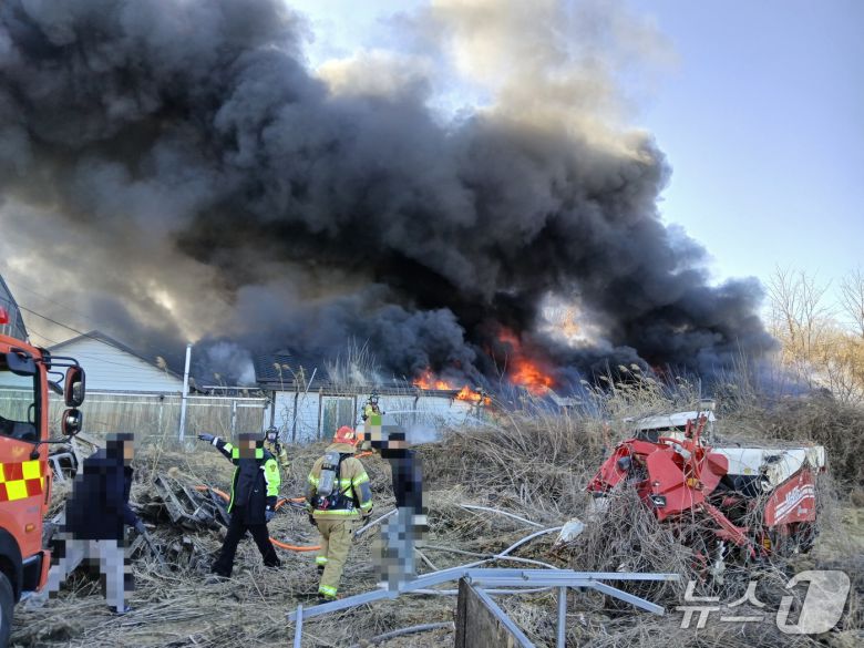 21일 오전 11시6분쯤 의성군 구천면의 농기계 창고에서 불이나 소방 당국이 진화하고 있다.(경북소방본부 제공. 재판매 및 DB 금지)2026.1.22/뉴스1